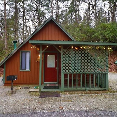 Cute Updated Mountain Cabin Fireplace #3 Helen Luaran gambar