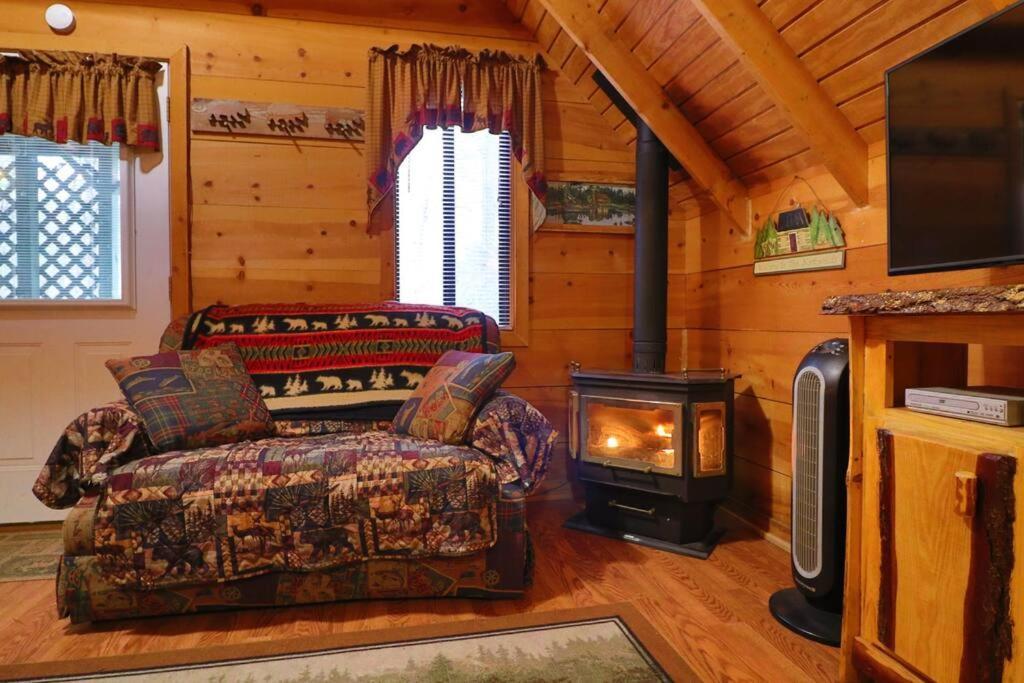 Cute Updated Mountain Cabin Fireplace #3 Helen Luaran gambar